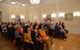 Зал толтыру үшін жинайды: Қарағандылық мұғалім жанайқайын айтты