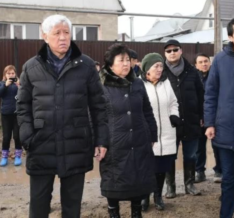 Аким Алматинской области встретился с жителями подтопленных населенных пунктов