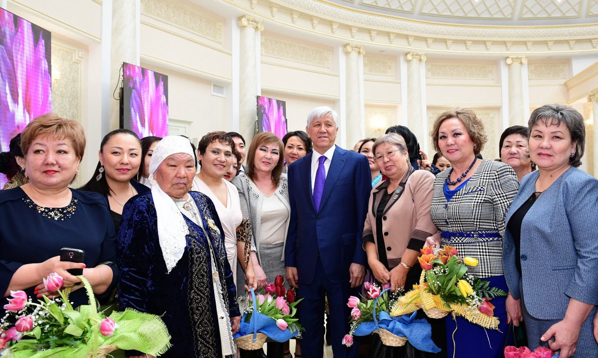Амандык Баталов поздравил женщин Жетысуского края с 8 Марта
