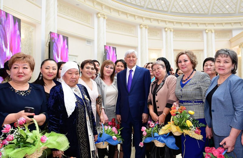 Амандык Баталов поздравил женщин Жетысуского края с 8 Марта