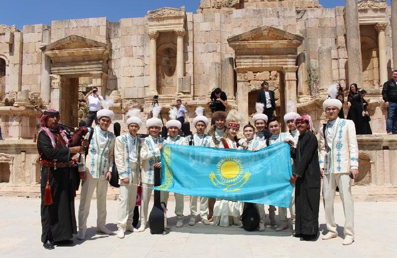 Иорданияда қазақ домбырашылары туристерді таңғалдырды