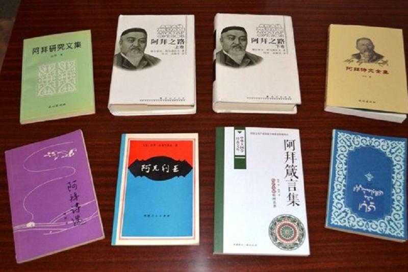 Семейдегі Абай музейіне қытай тіліндегі кітаптар тарту етілді