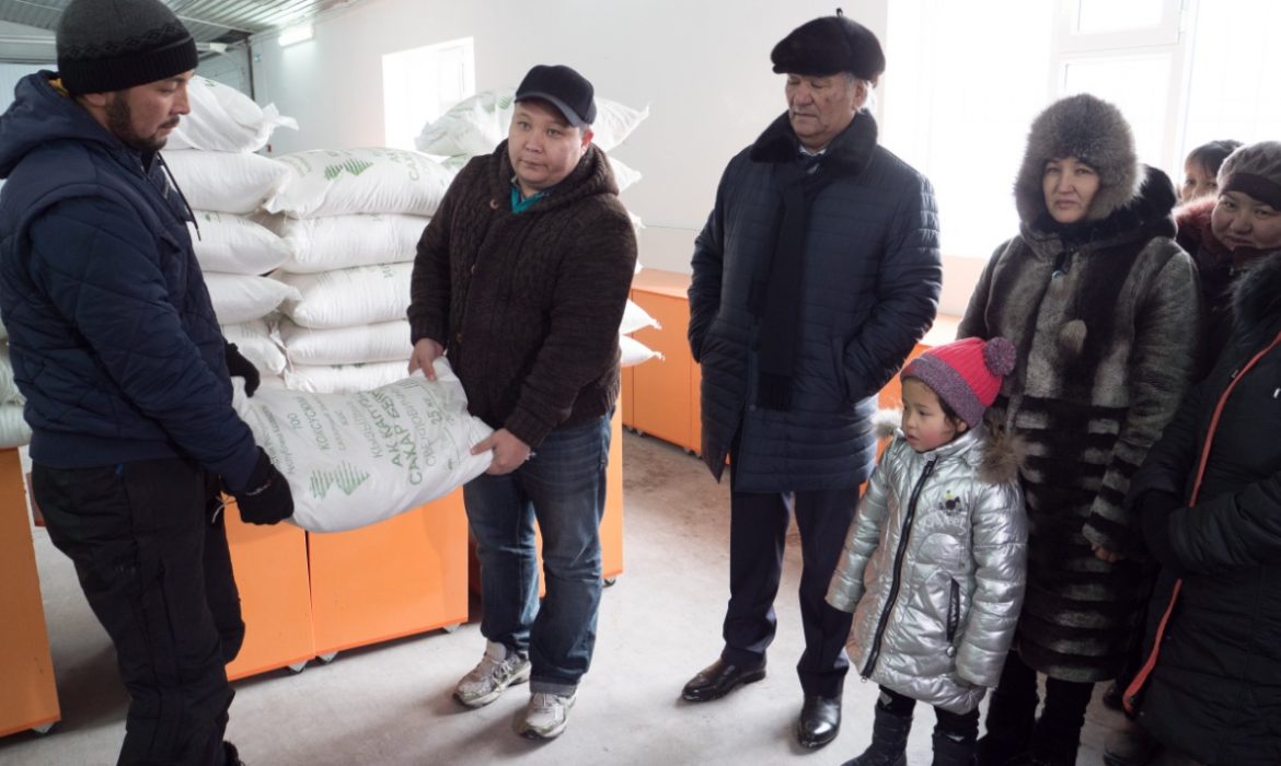 Сладкая благотворительность: тонну сахара раздали многодетным и малоимущим семьям Жетысуского края