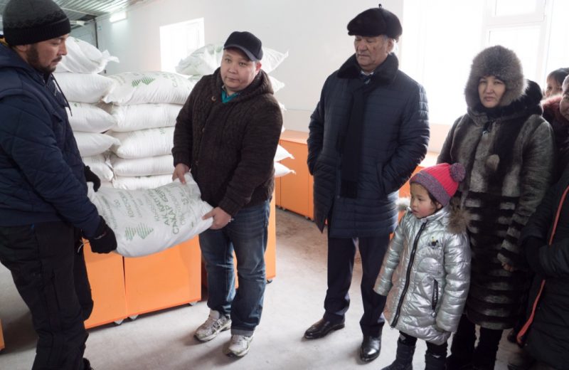 Сладкая благотворительность: тонну сахара раздали многодетным и малоимущим семьям Жетысуского края