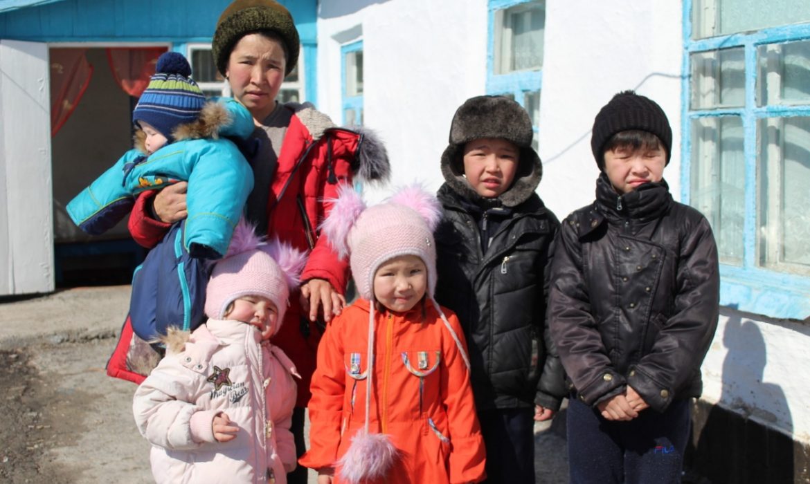 В Алматинской области предприниматели вручили ключи от квартир многодетным семьям