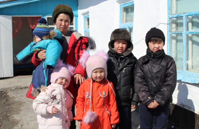 В Алматинской области предприниматели вручили ключи от квартир многодетным семьям