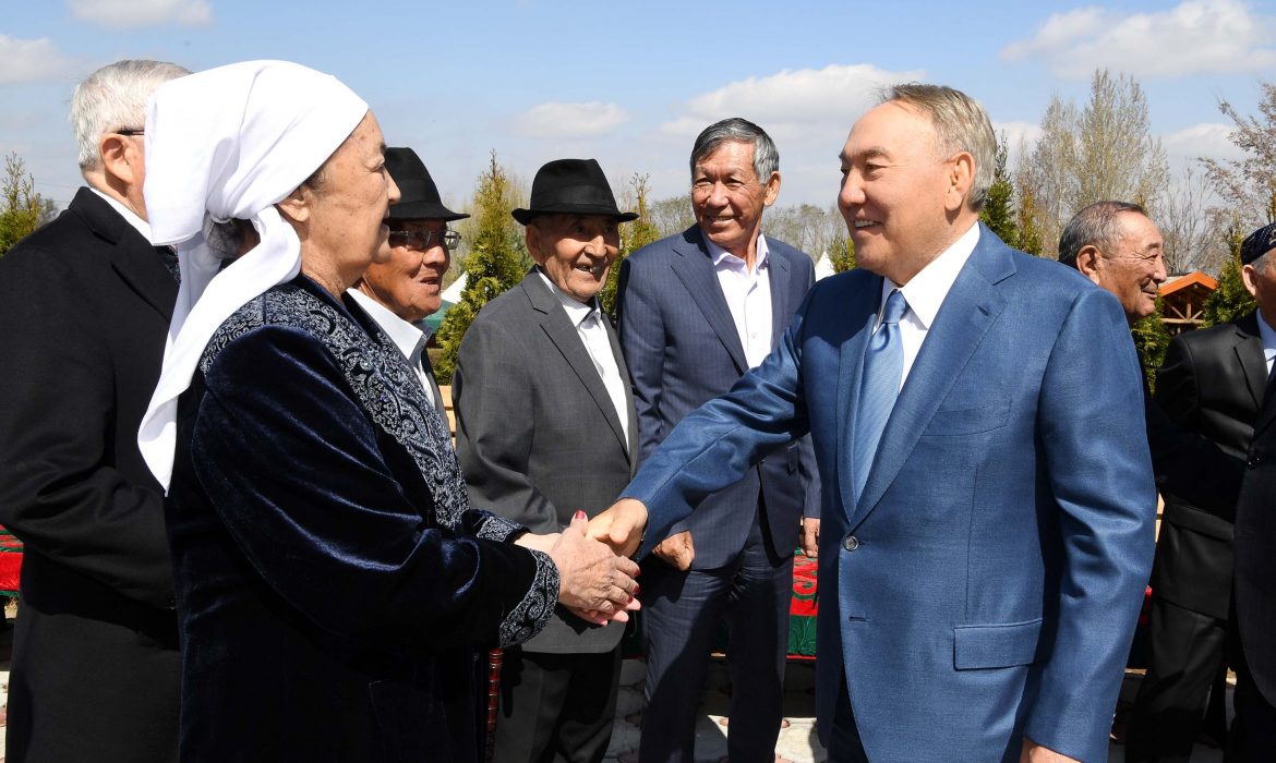 Нұрсұлтан Назарбаев сыныптастарымен кездесті