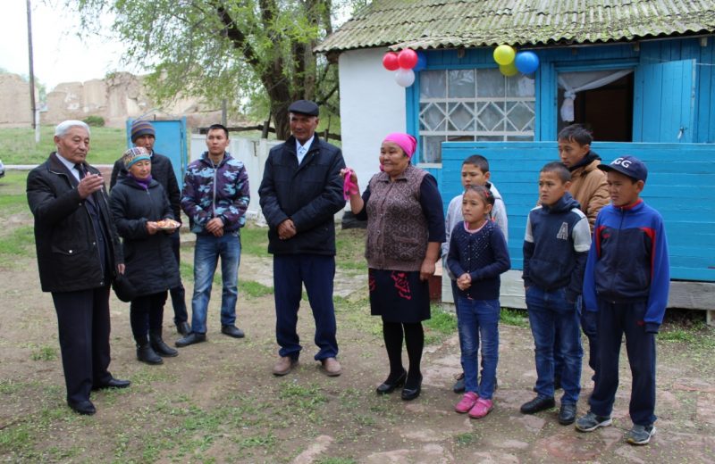 В Кербулакском районе за два месяца многодетным и малоимущим семьям были вручены ключи от 8 домов