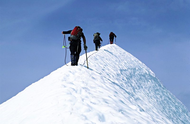 Алматылық үш альпинист шың басында қалып қойды