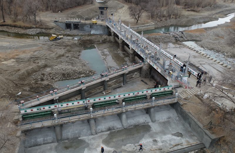 В Каратальском районе ремонтируют плотину построенную 80 лет назад