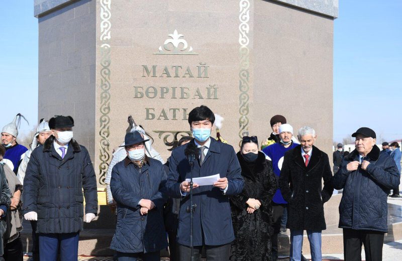 В Аксуском района поставили памятник Борибай батыру