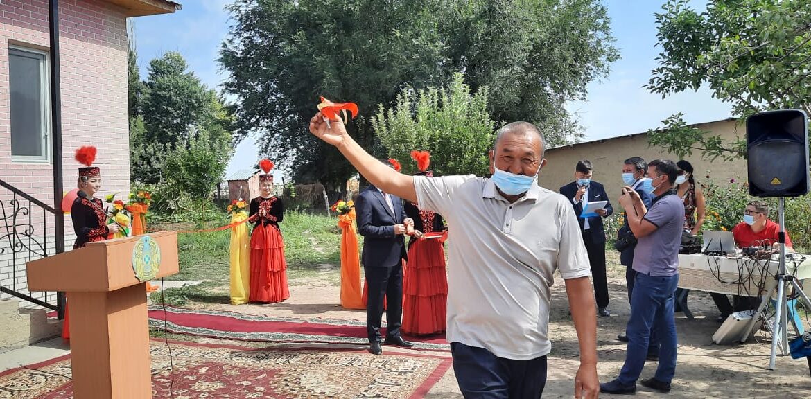 Алматы облысының кәсіпкері жағдайы төмен отбасыларға 10 үй салып берді