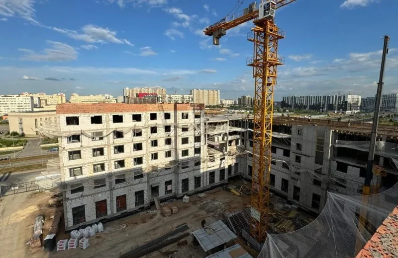 Неліктен бизнес жатақхана салуды таңдайды: мемлекеттік тапсырыс механизмі не береді