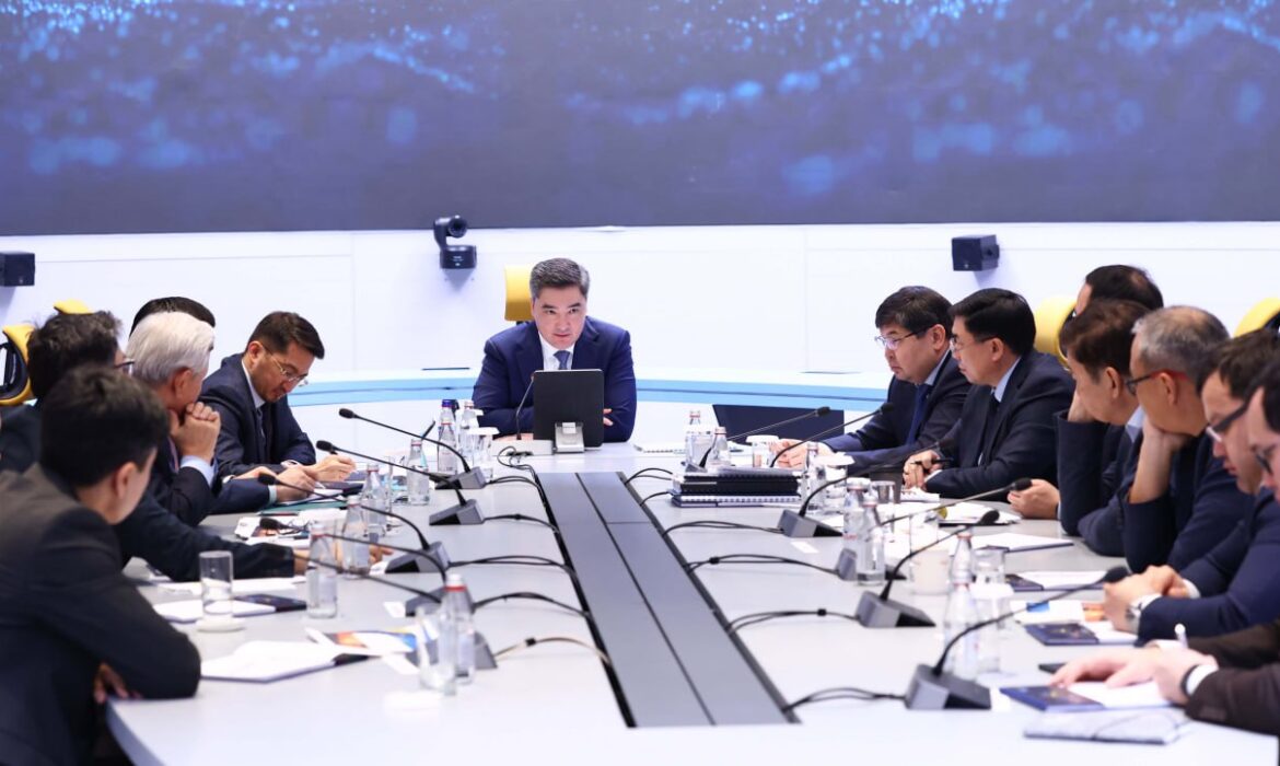 Олжас Бектенов сарапшылармен экономиканы дамыту мәселелерін талқылады