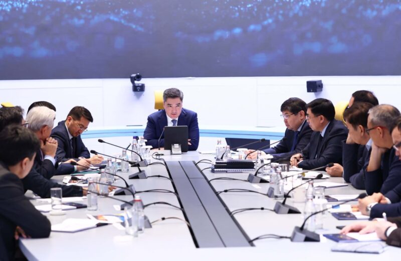 Олжас Бектенов сарапшылармен экономиканы дамыту мәселелерін талқылады