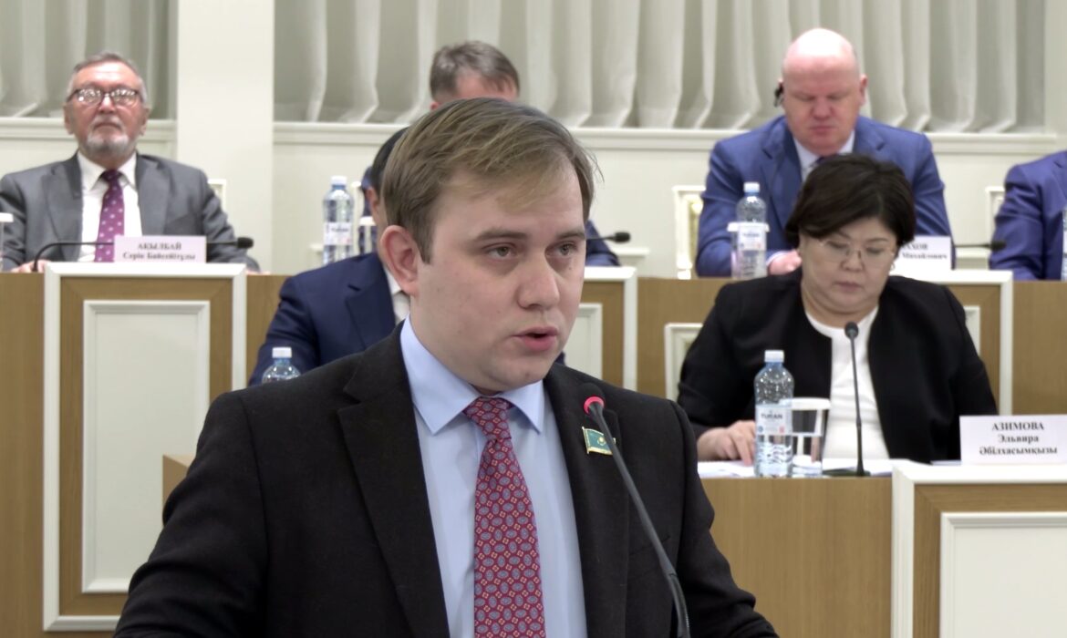 Гарантии свободы слова и права на мирные собрания сохраняются в прежнем объеме – депутат о поправках в Конституцию РК