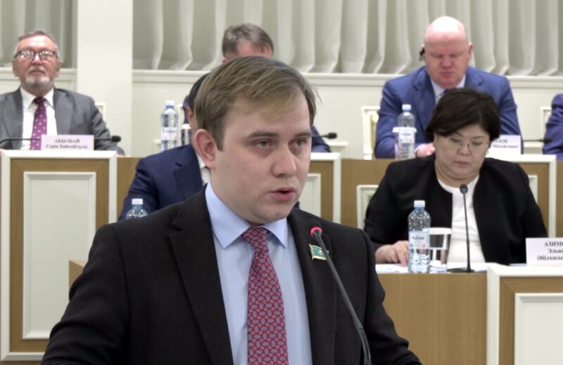 Гарантии свободы слова и права на мирные собрания сохраняются в прежнем объеме – депутат о поправках в Конституцию РК