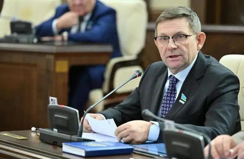 Депутат Пономарев: закрепляя в Конституции «Таза Қазақстан», мы сохраняем ответственность перед будущим поколением