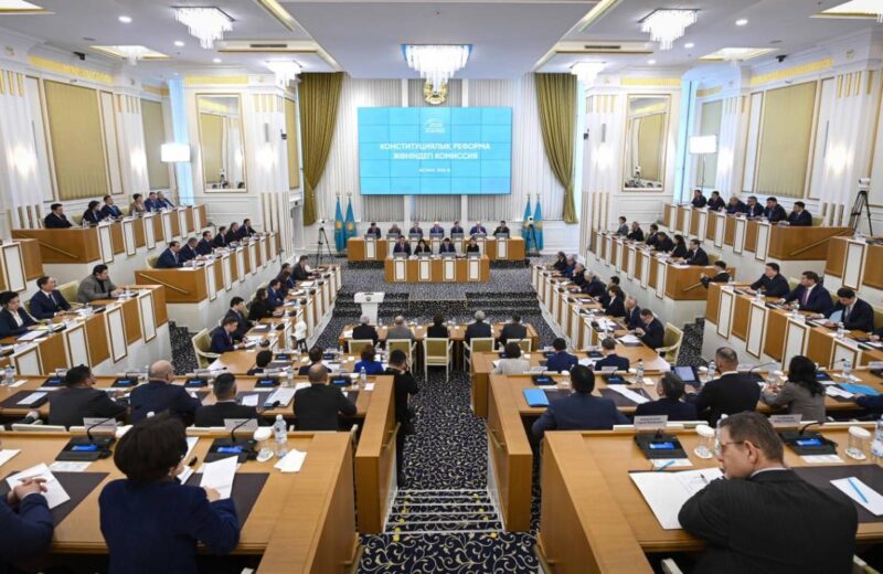 Конституционная комиссия приступила к обсуждению проекта поправок
