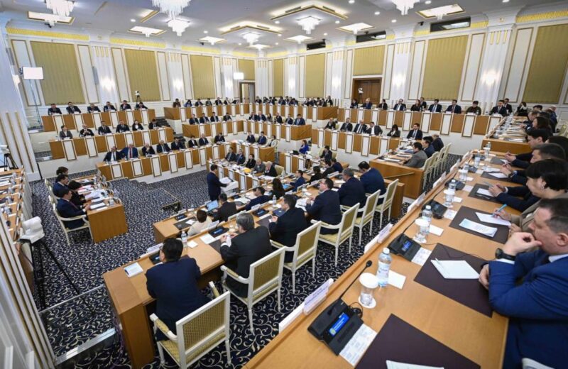 Конституциялық комиссия түзетулер жобасын талқылауға кірісті