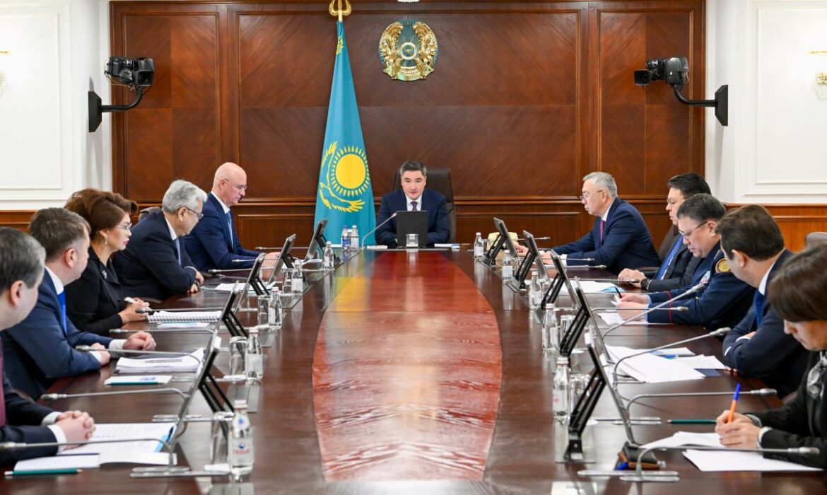 Олжас Бектенов жаңа Конституция жобасын талқылау аясында ақпараттық-түсіндіру жұмыстарын ұйымдастыру бойынша кеңес өткізді
