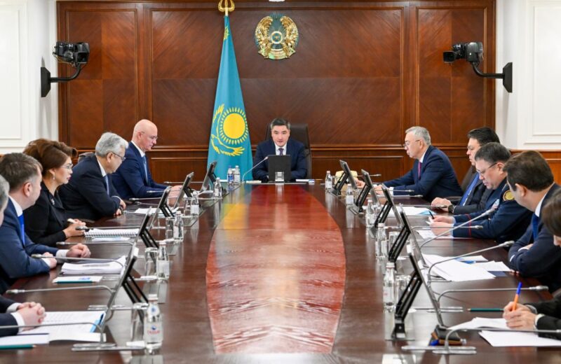 Олжас Бектенов жаңа Конституция жобасын талқылау аясында ақпараттық-түсіндіру жұмыстарын ұйымдастыру бойынша кеңес өткізді