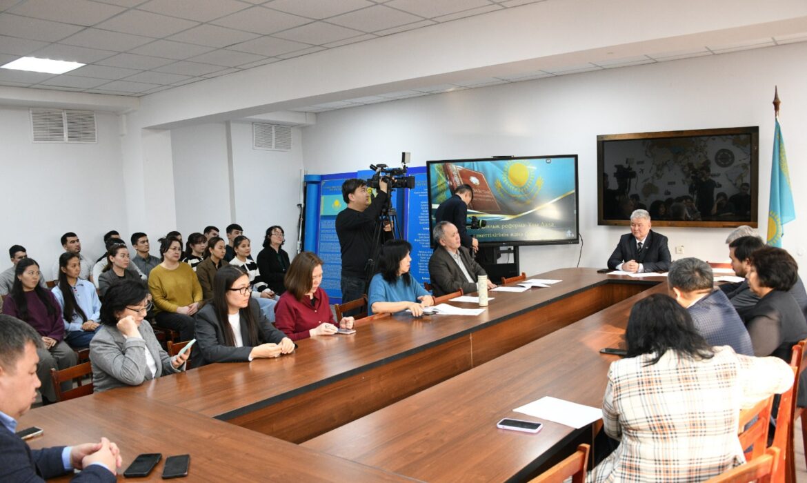 Конституциялық реформаның тарихи мәніне талдау жасалды