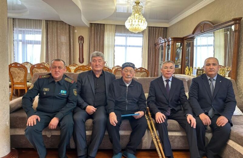 Военнослужащие Алматинского гарнизона поздравили фронтовика Солтанбая Жарыкбасова со 101-летием