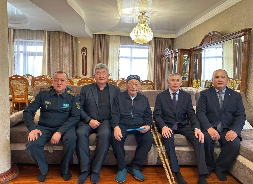 Военнослужащие Алматинского гарнизона поздравили фронтовика Солтанбая Жарыкбасова со 101-летием