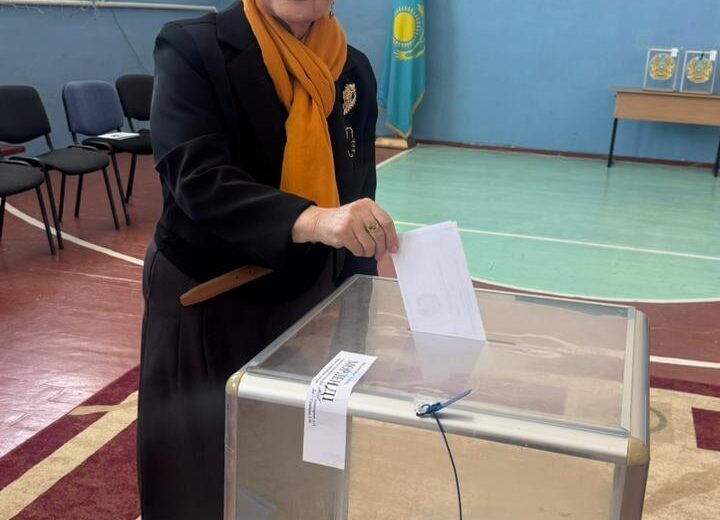 Талғар қаласында Қазақстан Республикасының Еңбек сіңірген артисі Ұлжан Айнақұлова республикалық референдумға қатысып, азаматтық ұстанымын білдірді.