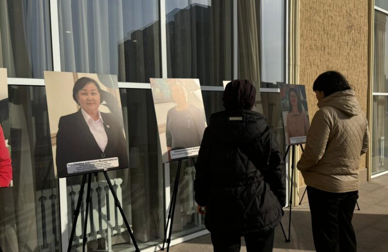 Фотовыставку «Образ матери» организовали на референдумном участке в Илийском районе