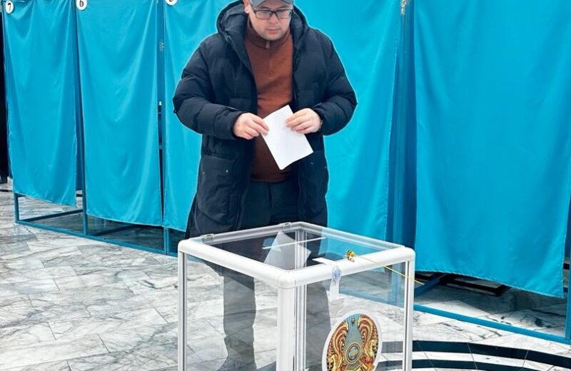 Алматы облысы Қоғамдық кеңесінің төрағасы Қазыбек Нұрсейітұлы Дәуітәлиев референдумға қатысып, өз таңдауын жасады.