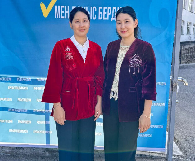 Жібек жолы ауылының тумалары, 1993 жылы туған егіздер Хожамуратова Айман мен Шолпан қазіргі таңда А. Байтұрсынов мектебінде ағылшын тілі мұғалімі болып қызмет атқарады.