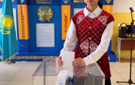 Дәл референдум күні 18 жасқа толған жас дауыс беруші Ерболқызы Айшуақ өзінің дауысын берді