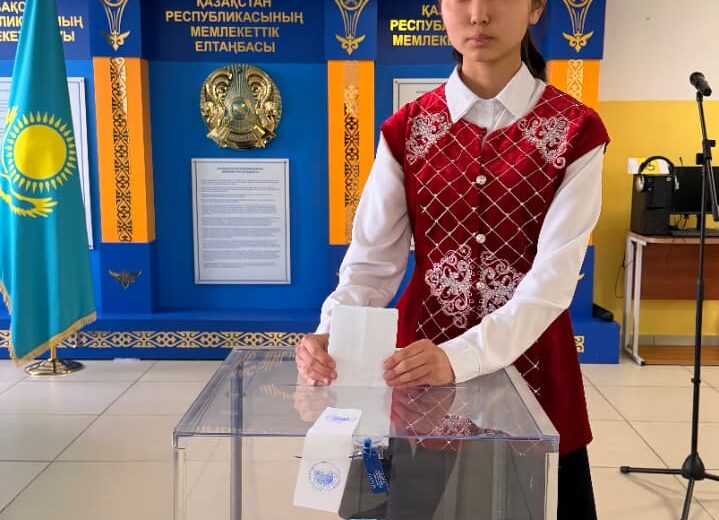 Дәл референдум күні 18 жасқа толған жас дауыс беруші Ерболқызы Айшуақ өзінің дауысын берді