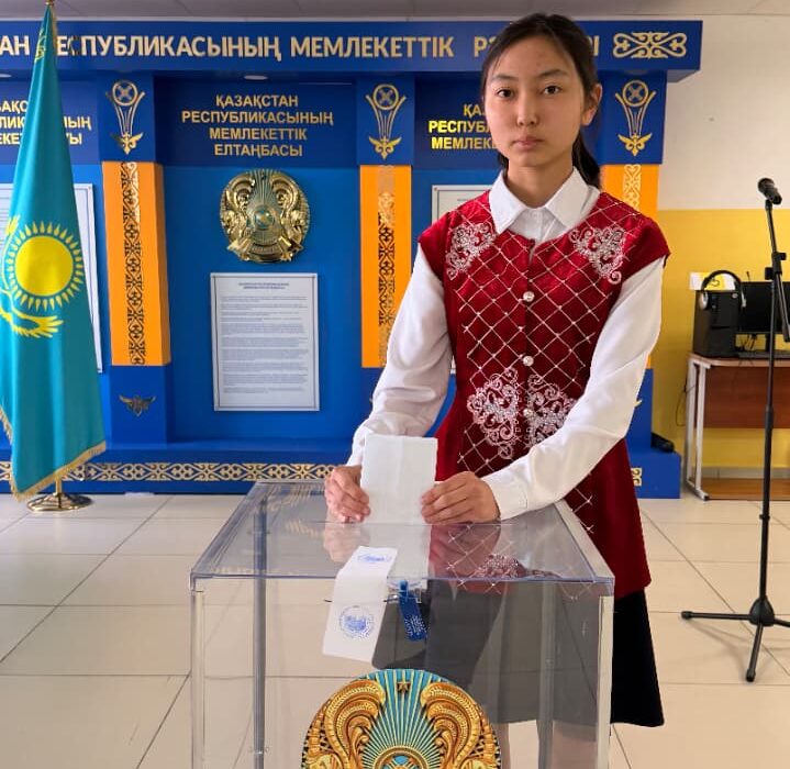 Дәл референдум күні 18 жасқа толған жас дауыс беруші Ерболқызы Айшуақ өзінің дауысын берді