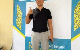 Дархан Бейсенов сайлау учаскесіне келіп, өз таңдауын жасады