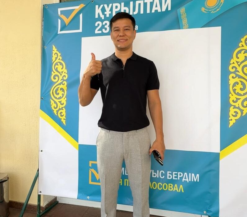 Дархан Бейсенов сайлау учаскесіне келіп, өз таңдауын жасады